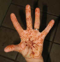 henna-hand2.jpg (39333 bytes)