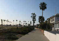 balboa-beach-walk2.jpg (78775 bytes)